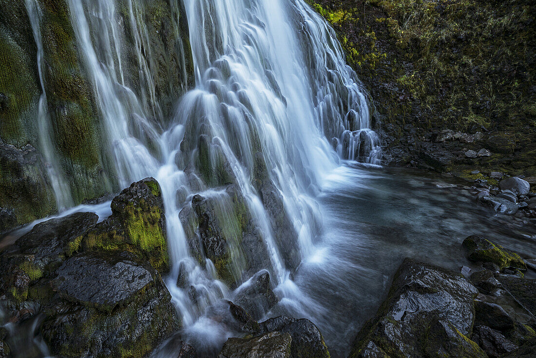 Wasserfall entlang der Straße; Westfjorde, Island