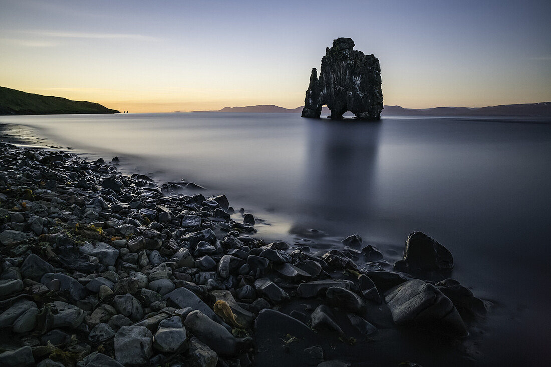 Die als Hvitserkur bekannte Felsformation bei Sonnenuntergang, Nordisland; Island