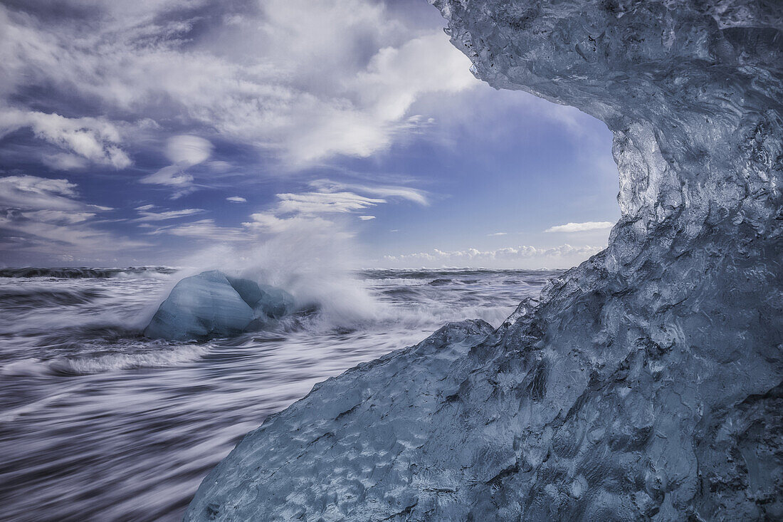 Blaues Eis und Eisberge mit plätscherndem Wasser in Jokulsarlon, Südküste; Island