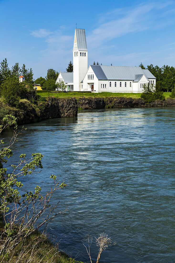 Eine große Kirche, Selfosskirkja, am Rande eines Flusses; Selfoss, Island.