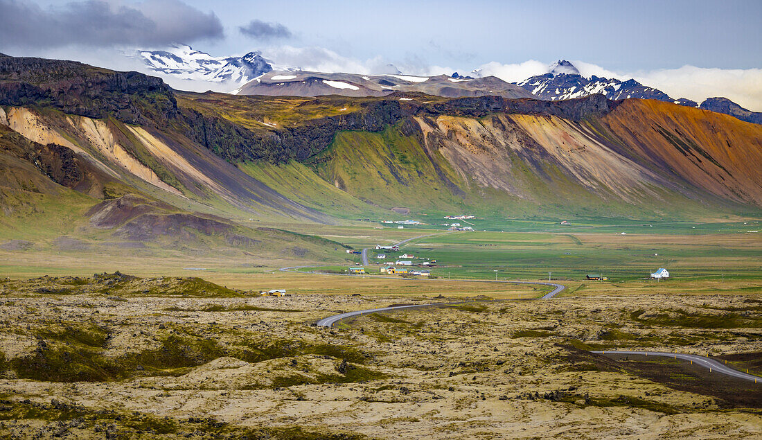 Ein schöner weiter Blick über die farbenfrohe Landschaft eines Tals von einem touristischen Aussichtspunkt; Island