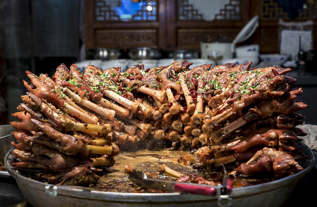 Traditionelles chinesisches Essen auf dem berühmten Lebensmittelmarkt im muslimischen Viertel; Xian, Provinz Shaanxi, China.