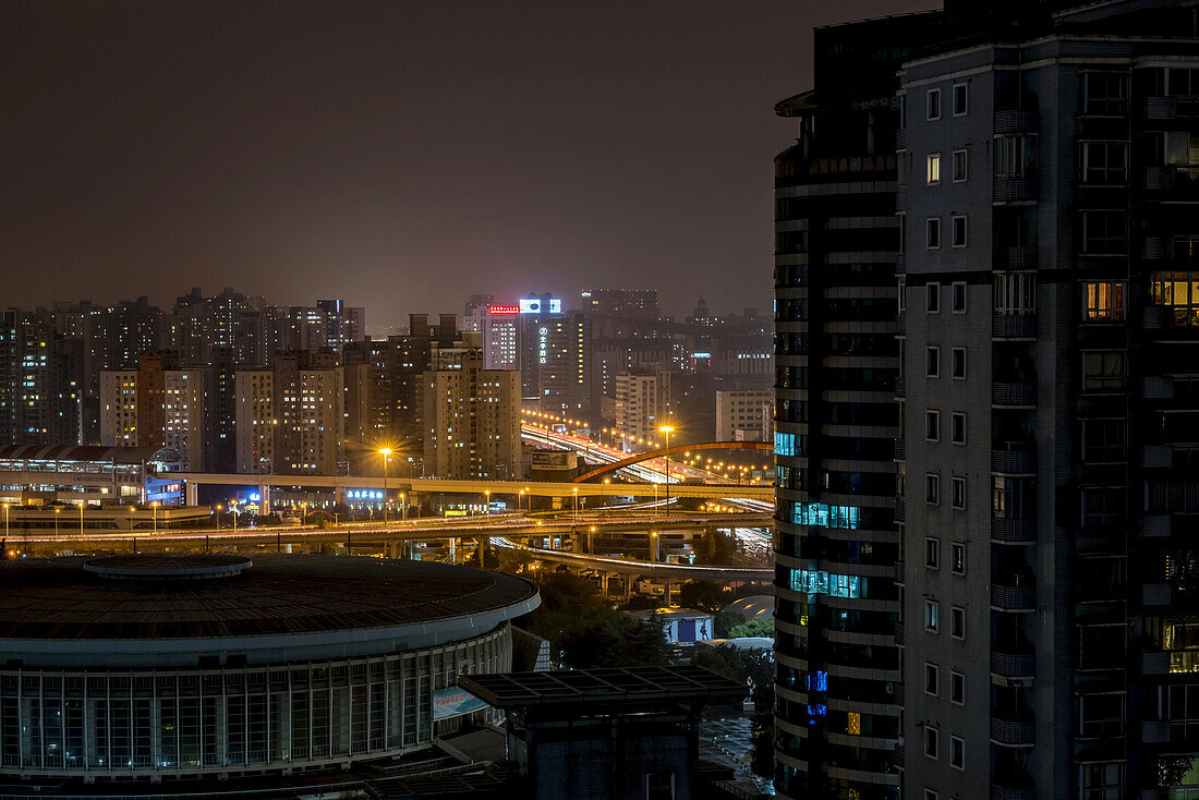 Stadtlandschaft bei Nacht; Shanghai, China