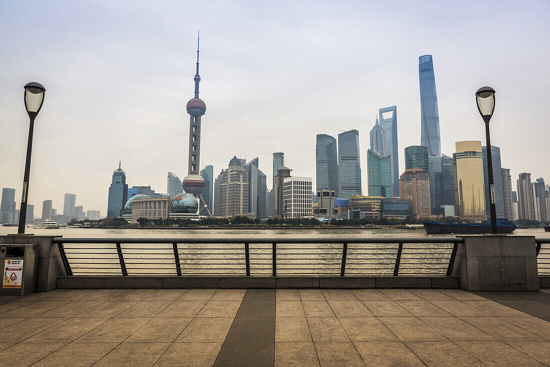 Pudong-Skyline mit ihren markanten Wolkenkratzern von der gegenüberliegenden Seite des Huangpu-Flusses aus gesehen; Shanghai, China.