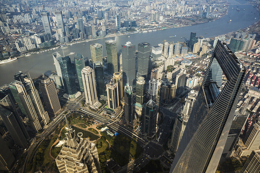 Blick von der Aussichtsplattform des Shanghai Tower, eines 632 Meter hohen und 128 Stockwerke hohen Wolkenkratzers in Lujiazui, Pudong; Shanghai, China.