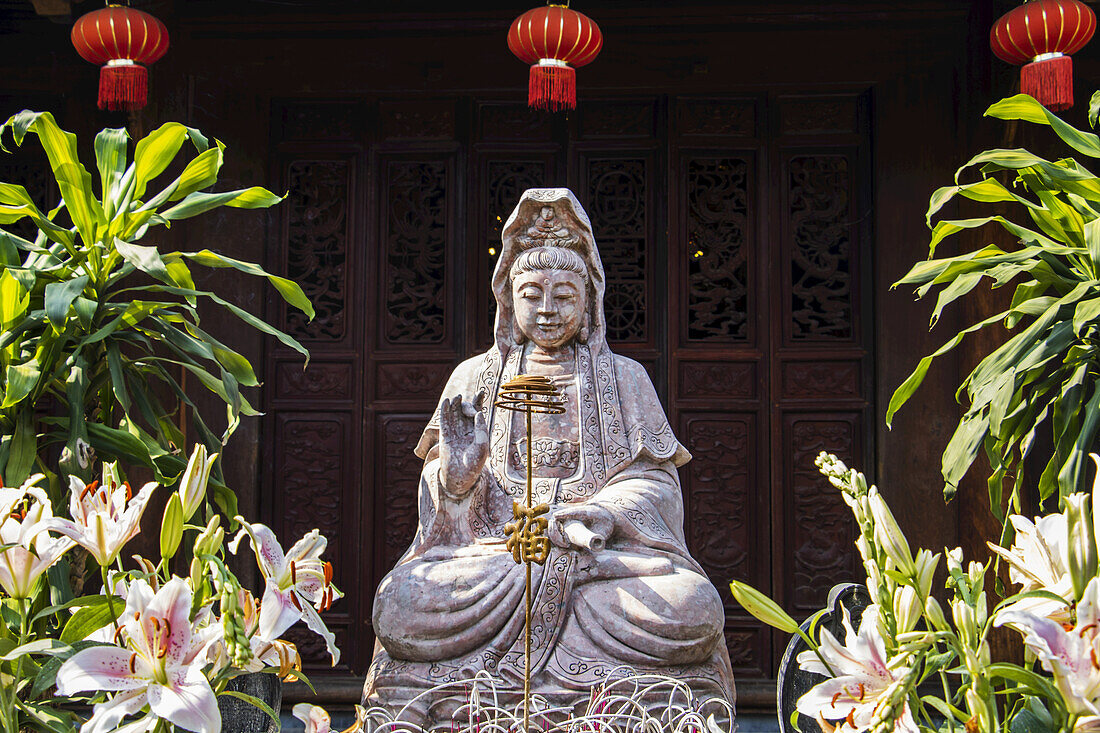 Statue der Göttin der Barmherzigkeit beim Mot Cot-Tempel; Hanoi, Hanoi, Vietnam.