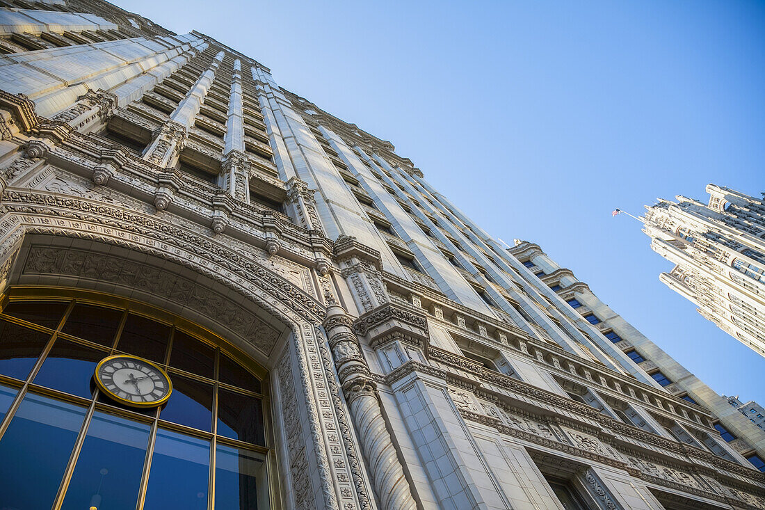 Niedriger Blickwinkel auf Architektur in der Innenstadt von Chicago; Chicago, Illinois, Vereinigte Staaten von Amerika.