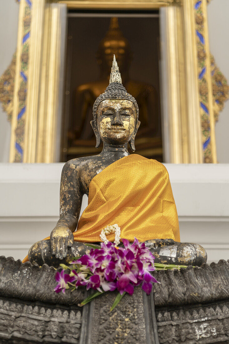 Goldene Buddha-Statue im Tempel der Morgenröte; Bangkok, Thailand.