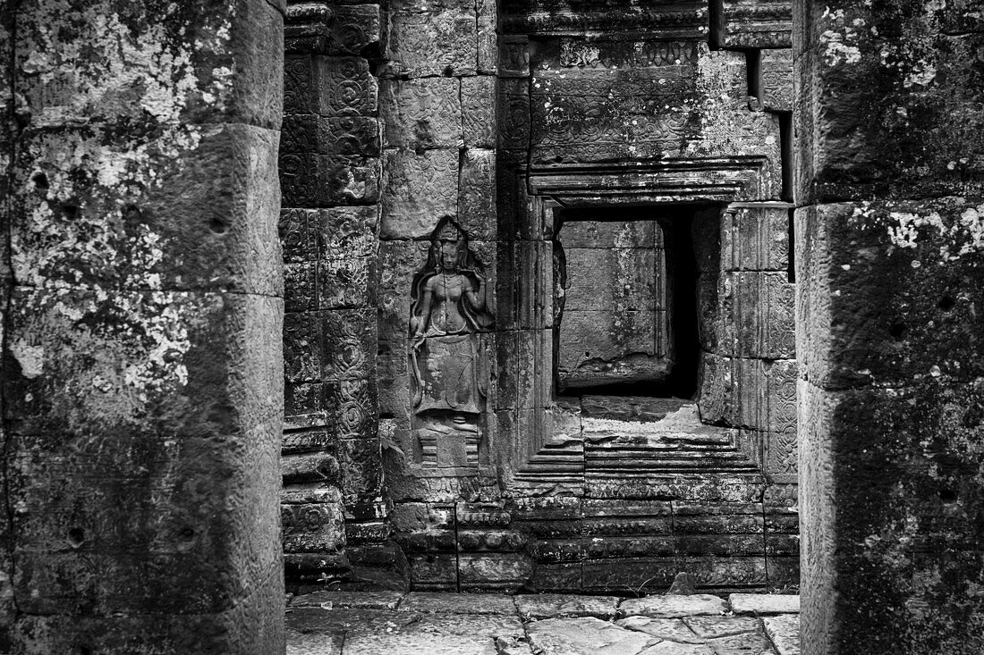 Monochromes Flachrelief einer gekrönten Frau neben einem Fenster, Banteay Kdei, Angkor Wat; Siem Reap, Provinz Siem Reap, Kambodscha.