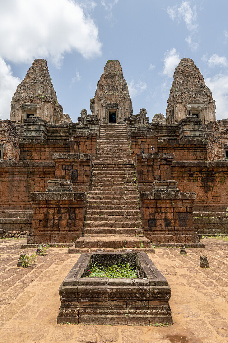 Steile Steinstufen führen zu Steintürmen, Pre Rup, Angkor Wat; Siem Reap, Provinz Siem Reap, Kambodscha.