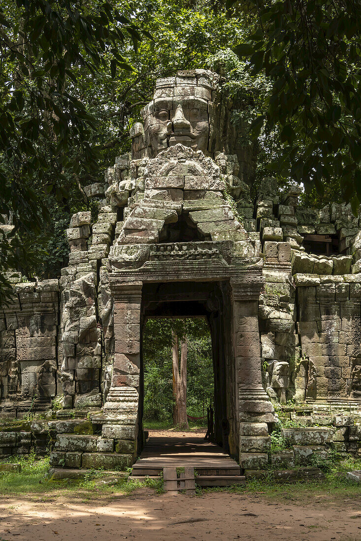 Steineingang zu Banteay Kdei mit Buddha, Banteay Kdei, Angkor Wat; Siem Reap, Provinz Siem Reap, Kambodscha.