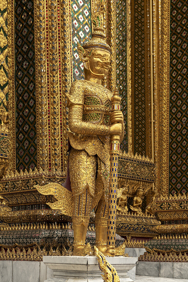 Tempel des Smaragd-Buddhas, goldene Wächterstatue, Großer Palast; Bangkok, Thailand.