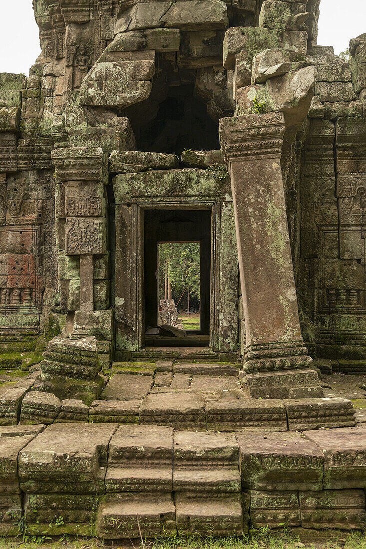 Blick durch den Tempeleingang mit schiefer Säule, Preah Khan, Angkor Wat; Siem Reap, Provinz Siem Reap, Kambodscha.