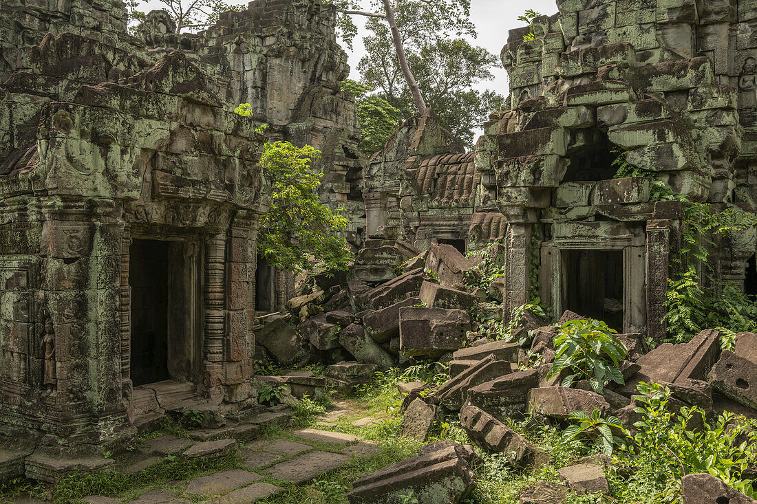 Schutthaufen liegen zwischen Tempeltüren, Preah Khan, Angkor Wat; Siem Reap, Provinz Siem Reap, Kambodscha