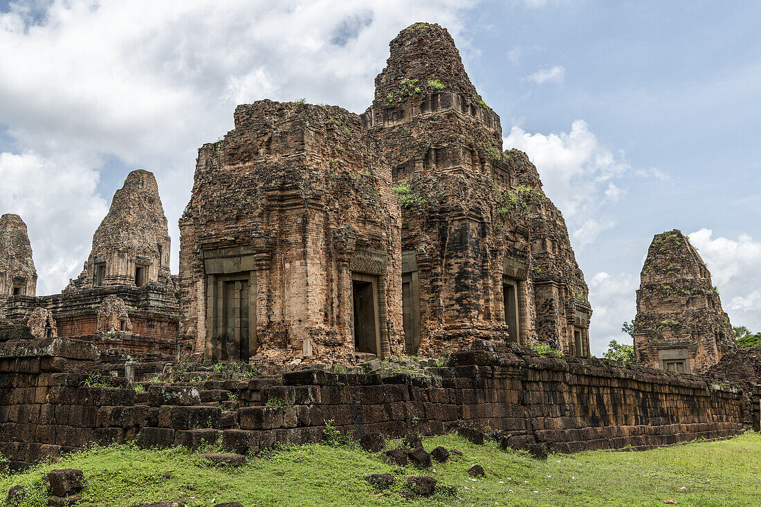 Ruinierte Steintürme des Pre Rup-Tempels, Angkor Wat; Siem Reap, Provinz Siem Reap, Kambodscha.