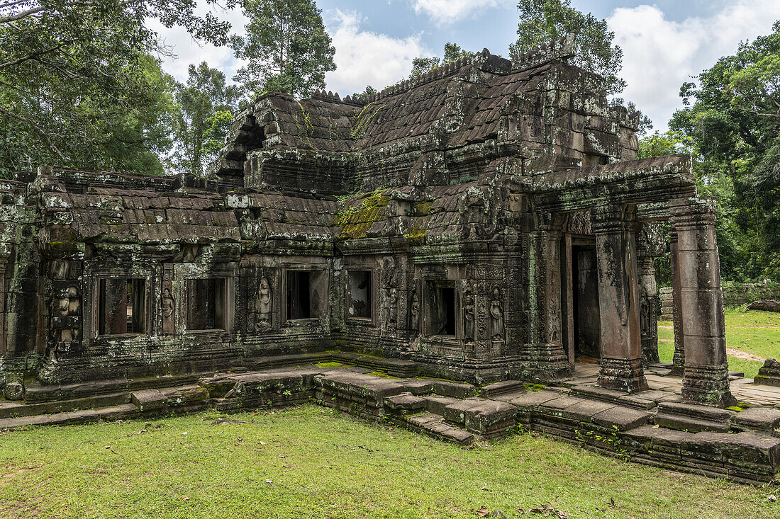 Ruined stone temple with columns, Angkor Wat; Siem Reap, Siem Reap Province, Cambodia
