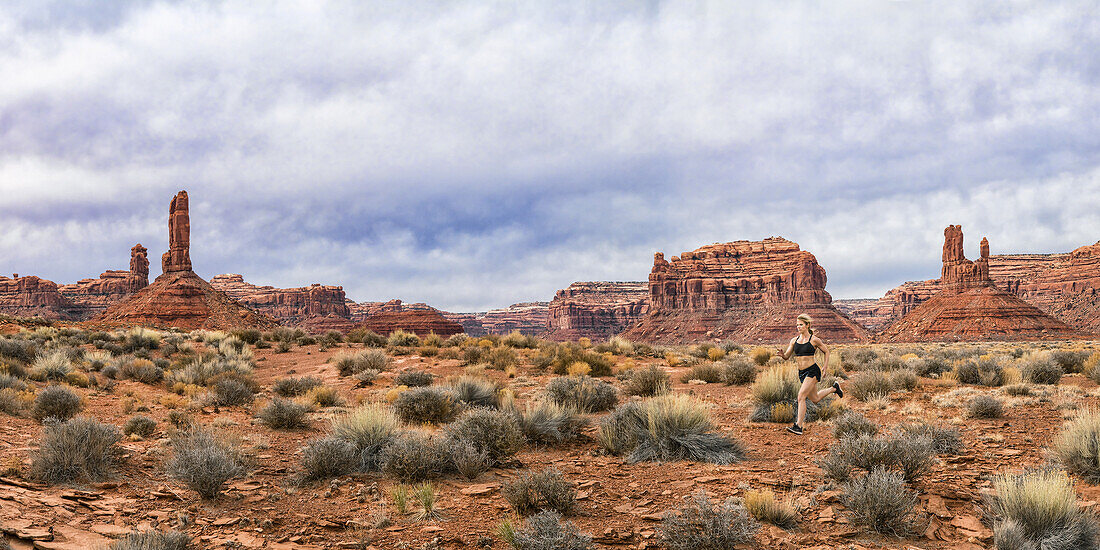 Jogger im Valley of Gods mit Felsformationen, Panorama aus zusammengefügten Bildern; Utah, Vereinigte Staaten von Amerika.