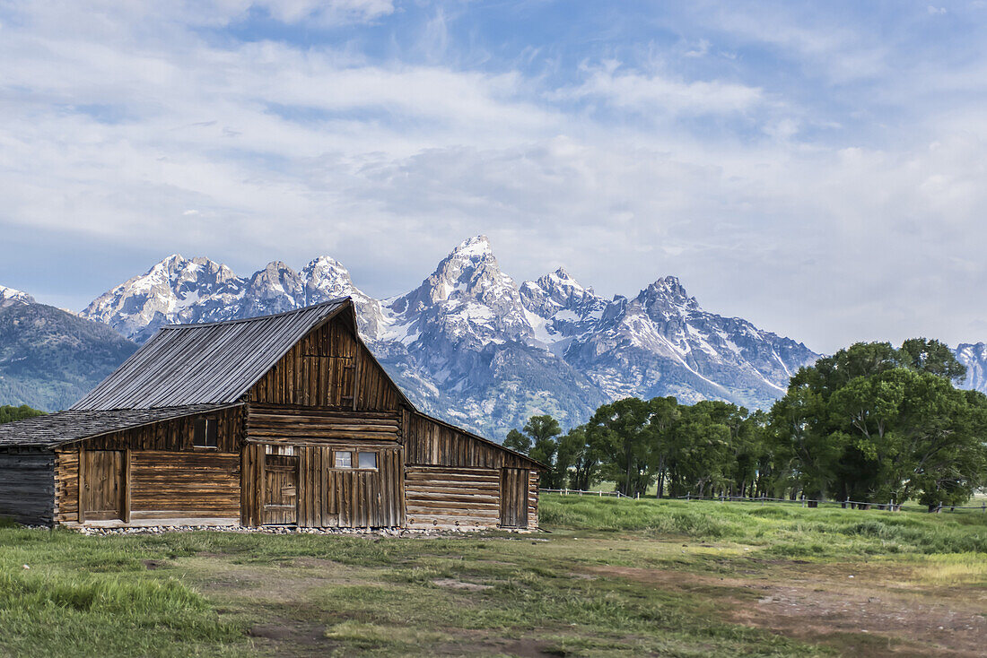 John Moulton Barn und die schroffen Gipfel der Teton Range, Grand Teton National Park; Wyoming, Vereinigte Staaten von Amerika