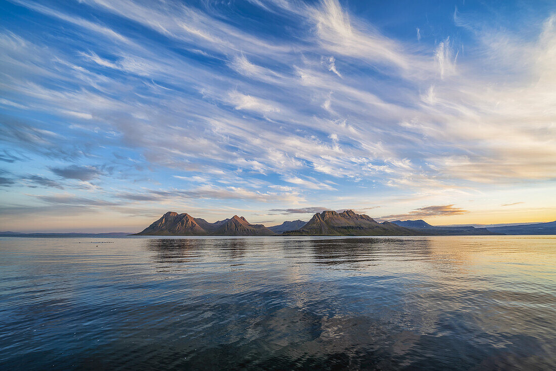 Die Berge der Strandir-Küste bei Sonnenuntergang; Westfjorde, Island
