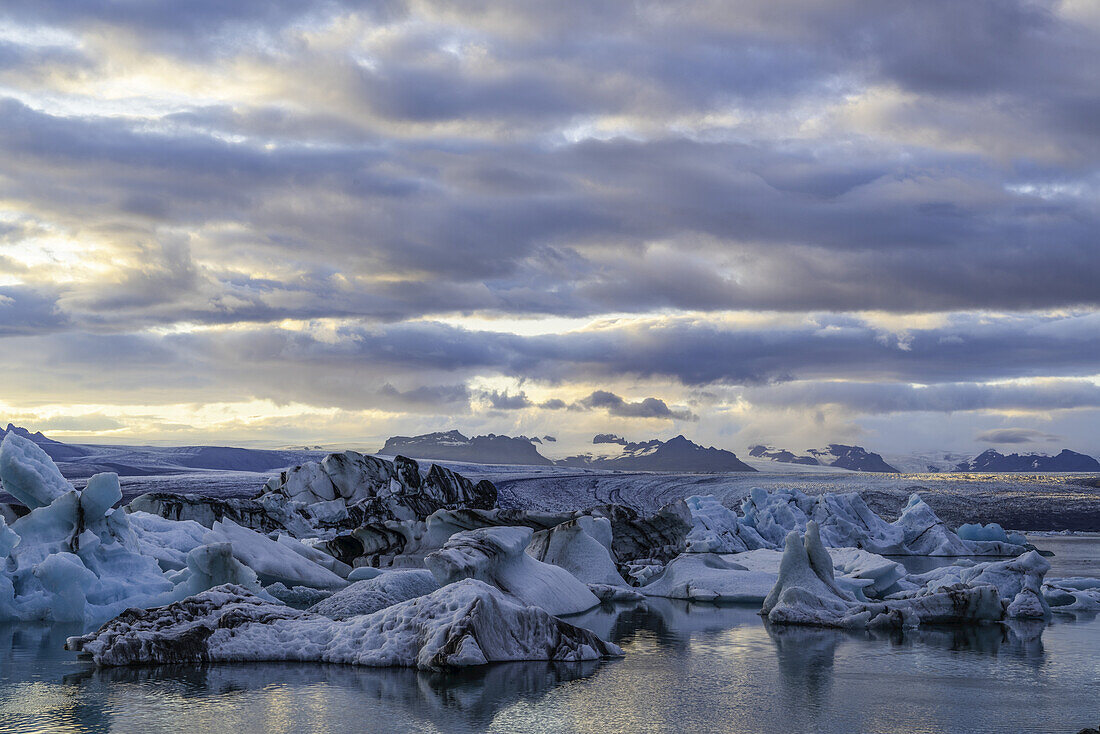 Eisberge an der Gletscherlagune Jokulsarlon, Südisland; Island