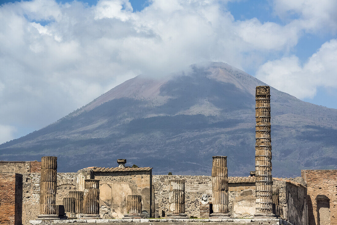 Blick auf den Vesuv von Pompeji aus; Neapel, Italien.