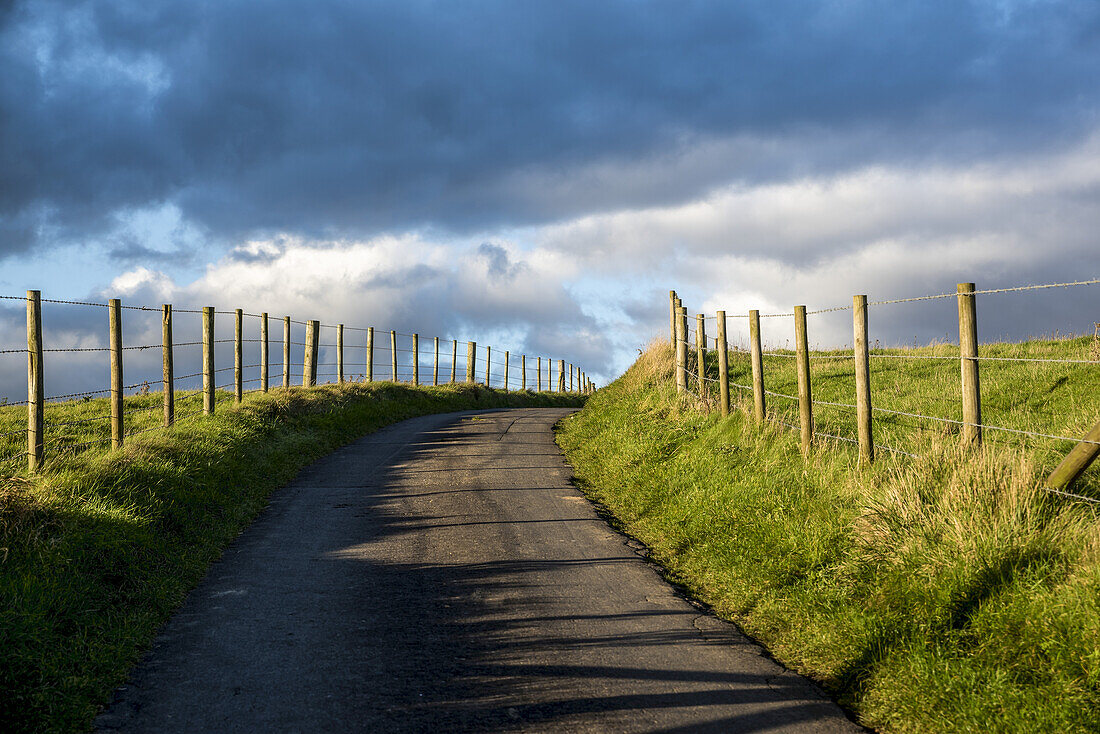 Gepflasterte Straße, North Downs Way, Südengland; Kent, England