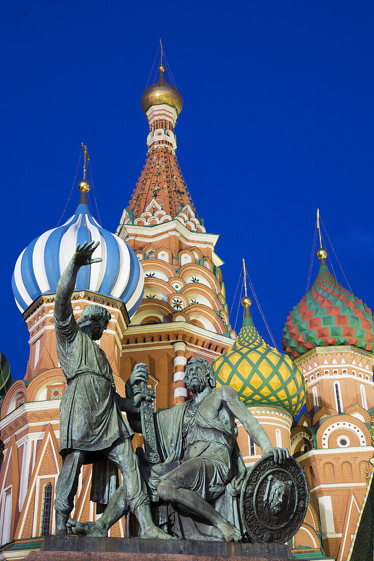 Denkmal für Minin und Pozharsky, Basilius-Kathedrale, Roter Platz; Moskau, Russland.