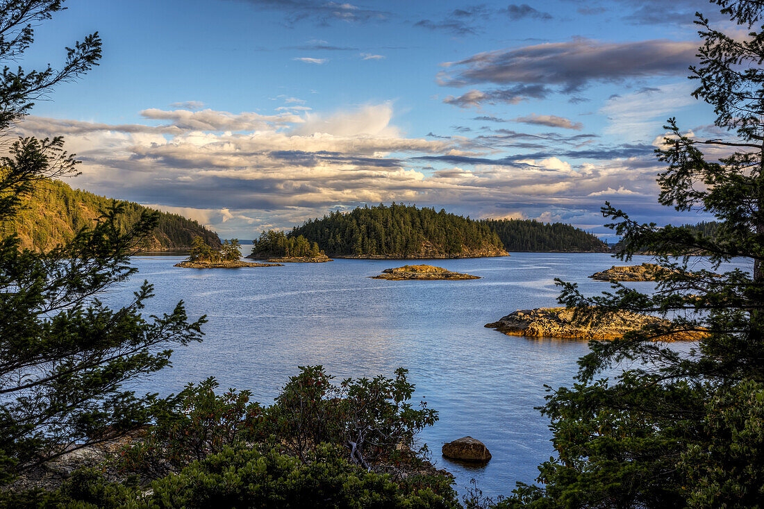 Der Copeland Islands Marine Provincial Park besteht aus einer kleinen Kette von Inseln und Inselchen in der Thulin Passage bei Lund; British Columbia, Kanada