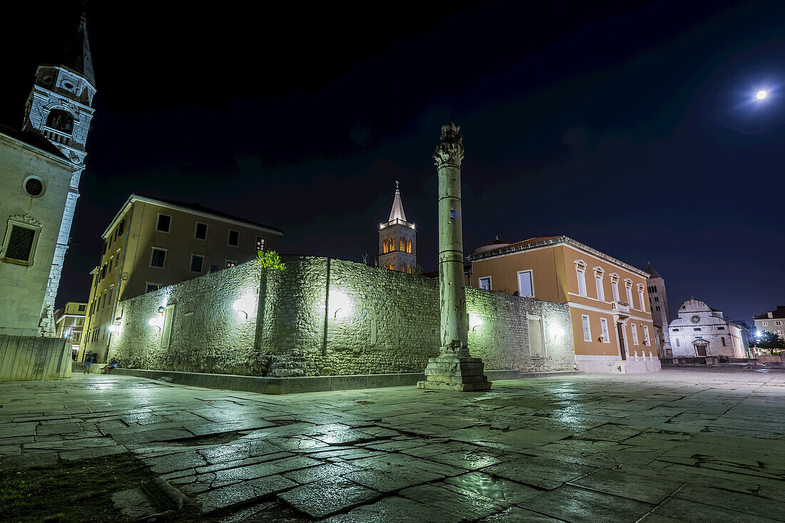 Die Säule der Schande auf dem Forum Romanum bei Nacht; Zadar, Kroatien.