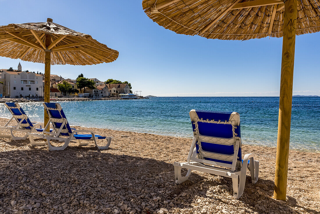 Berühmter schöner Strand Mala Raduca; Primosten, Kroatien