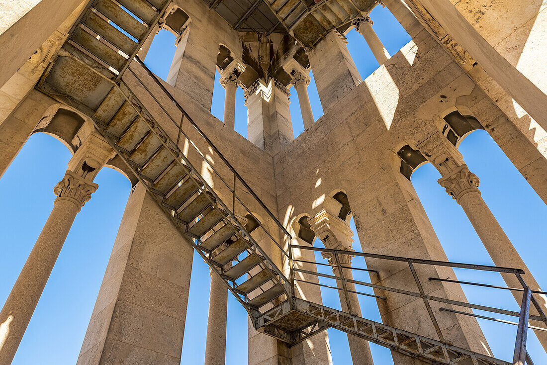 Aufstieg zur Spitze des Glockenturms St. Domnius auf dem Peristyl des Diokletianpalastes; Split, Kroatien.