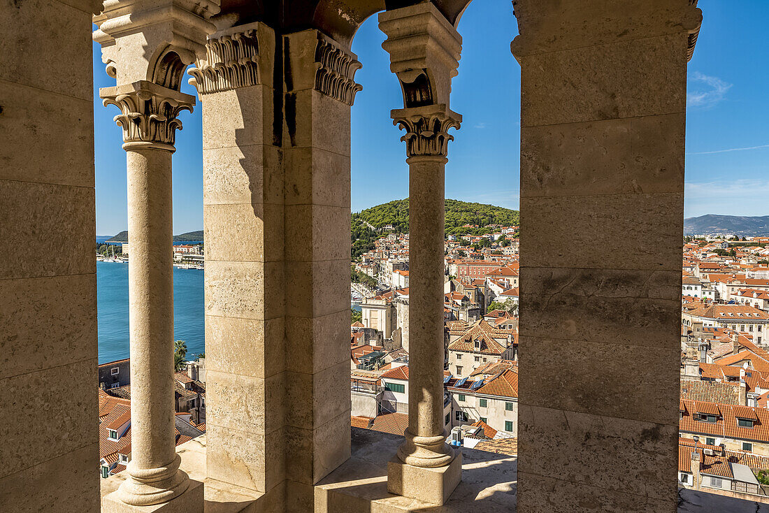 Blick von der Spitze des Glockenturms St. Domnius auf den Peristyl des Diokletianpalastes; Split, Kroatien.