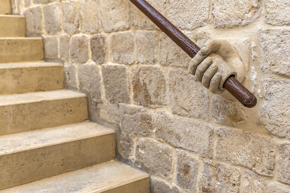 Dekorativer Handlauf mit einer menschlichen Hand, die ein Geländer hält, im Inneren des Rektorenpalastes; Dubrovnik, Gespanschaft Dubrovnik-Neretva, Kroatien.