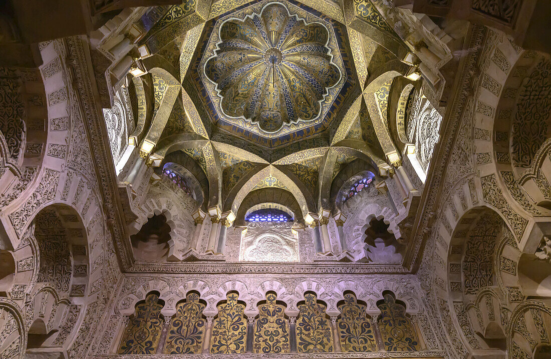 Innenraum und architektonische Details an Wänden und Decken in der Moschee-Kathedrale von Córdoba; Córdoba, Málaga, Spanien