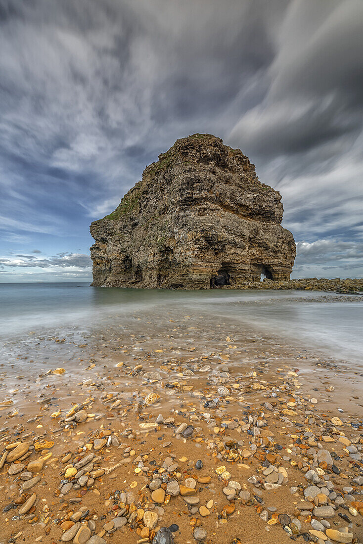 Marsden Rock, ein 100 Fuß (30 Meter) hoher Meerstapel vor der Nordostküste Englands, gelegen in Marsden, South Shields; South Shields, Tyne and Wear, England.