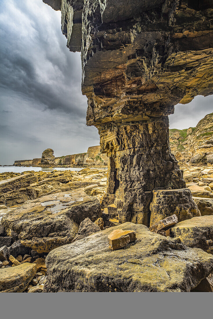 Im Inneren des Marsden Rock, eines 100 Fuß (30 Meter) hohen Seeschornsteins vor der Nordostküste Englands, gelegen in Marsden, South Shields; South Shields, Tyne and Wear, England.