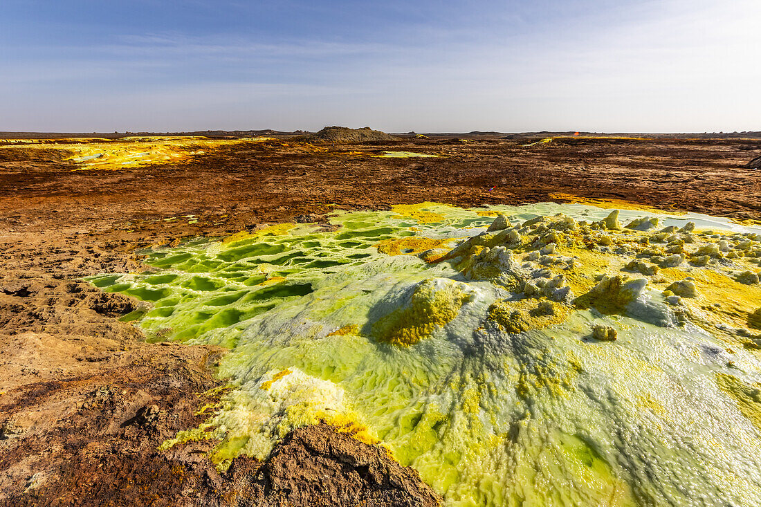 Säurebecken, mineralische Formationen, Salzablagerungen im Krater des Dallol-Vulkans, Danakil-Senke; Afar-Region, Äthiopien.