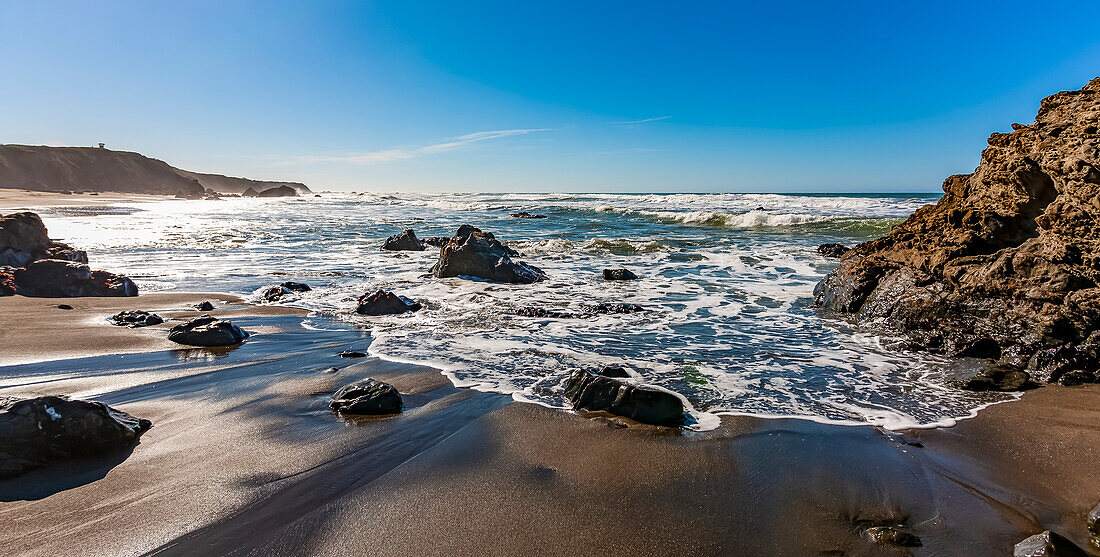 Brandung spült an den Strand entlang der Küste von Oregon; Oregon, Vereinigte Staaten von Amerika