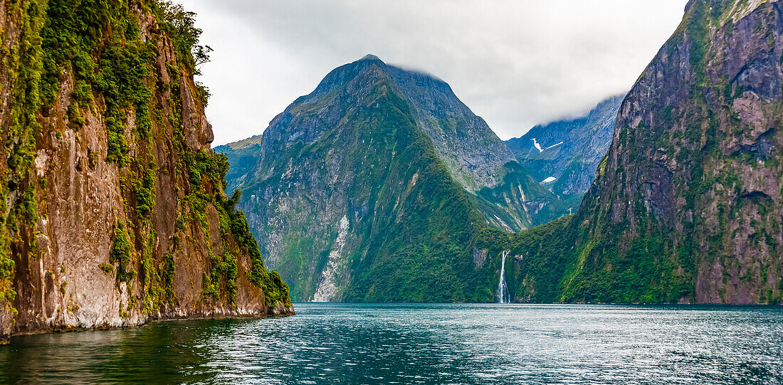 Hohe Berge und Felsklippen, Milford Sound; Neuseeland