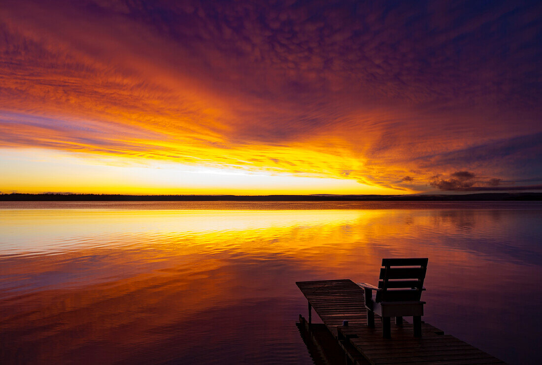 Sonnenuntergang über dem Greig Lake, Meadow Lake Provincial Park, Nord-Saskatchewan; Saskatchewan, Kanada