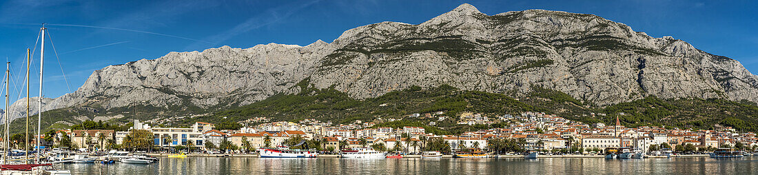 Panoramablick auf den Hafen von Makarska, Makarska Riviera; Makarska, Dalmatien, Kroatien