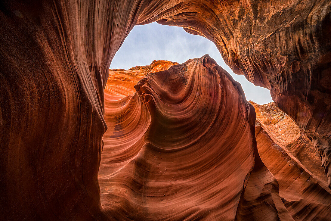 Slot Canyon bekannt als Owl Canyon, in der Nähe von Page; Arizona, Vereinigte Staaten von Amerika