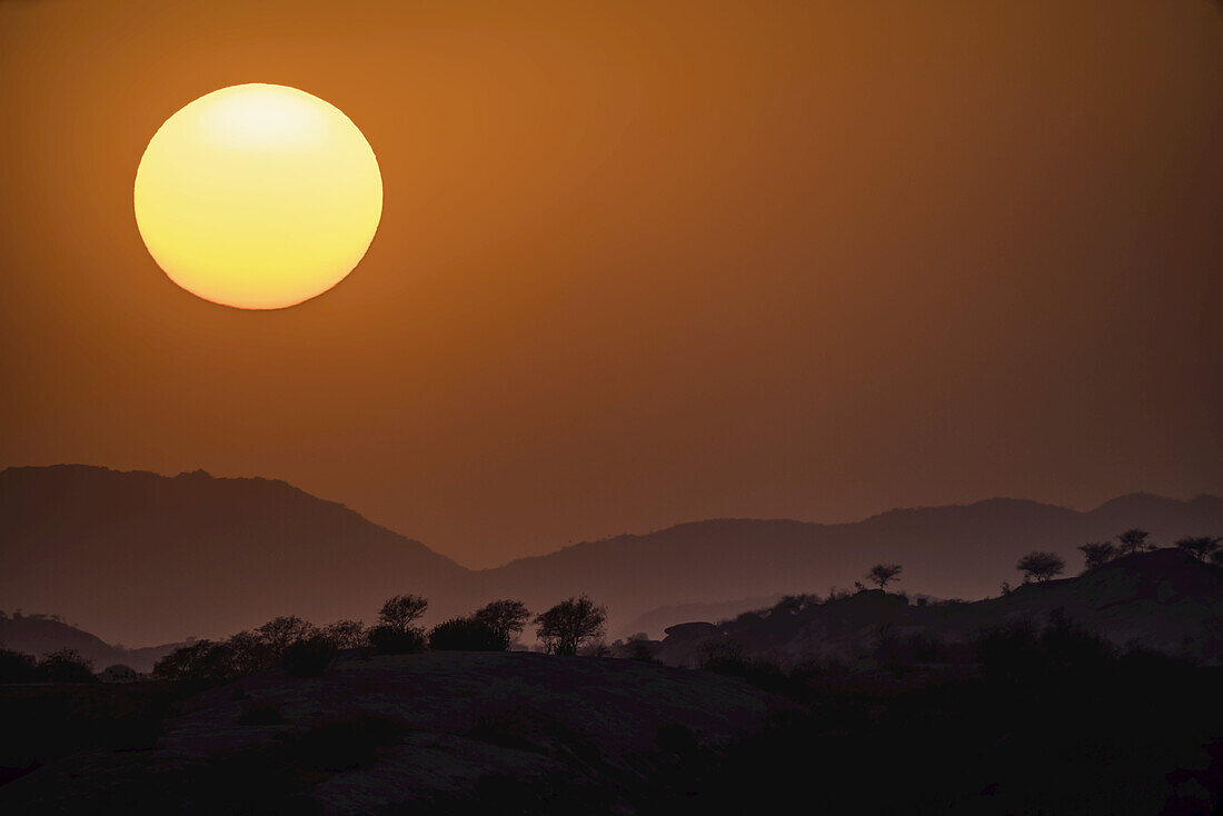 Sonnenuntergang über den Hügeln und Bergen; Jawai, Rajasthan, Indien