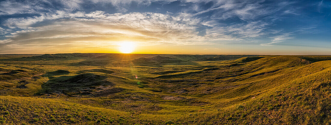 Sonnenuntergang am Horizont über einer weiten Landschaft, Grasslands National Park; Val Marie, Saskatchewan, Kanada