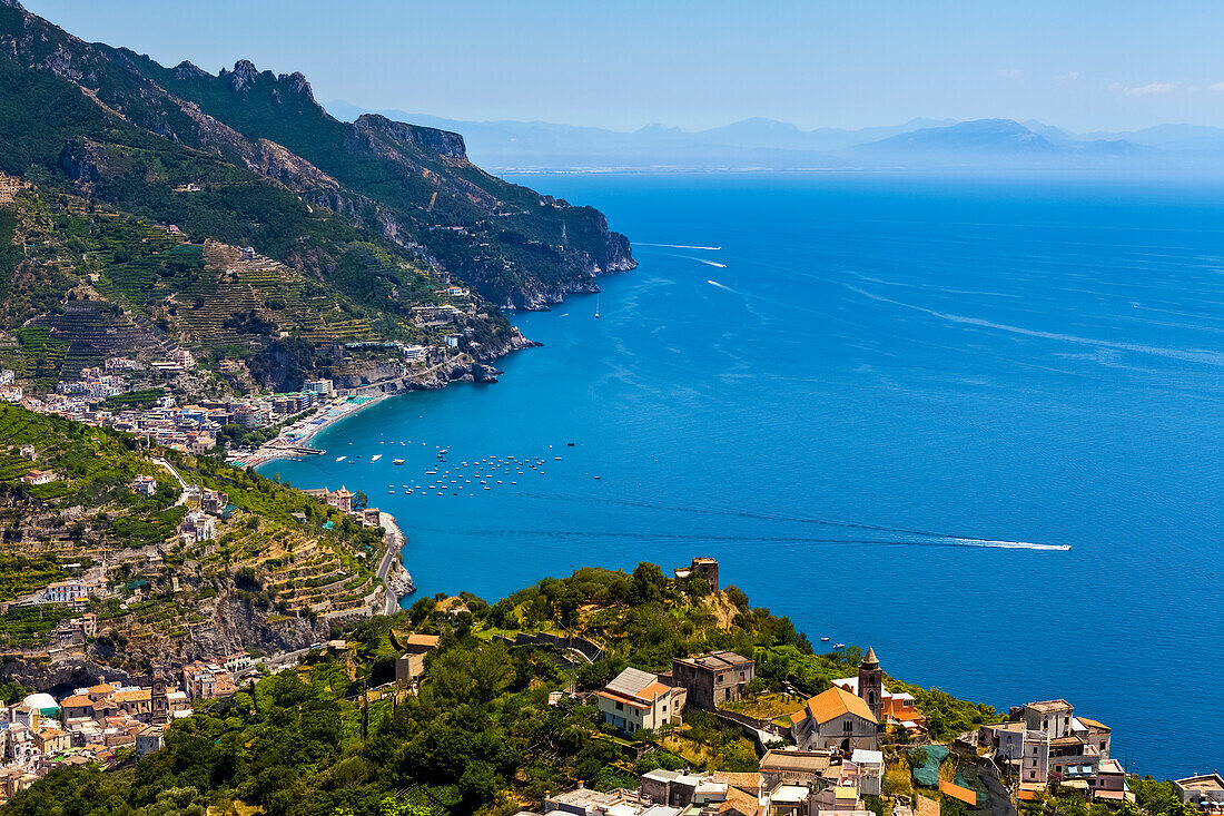 Amalfi und Boote in der Bucht von Salerno an der Amalfiküste; Amalfi, Salerno, Italien