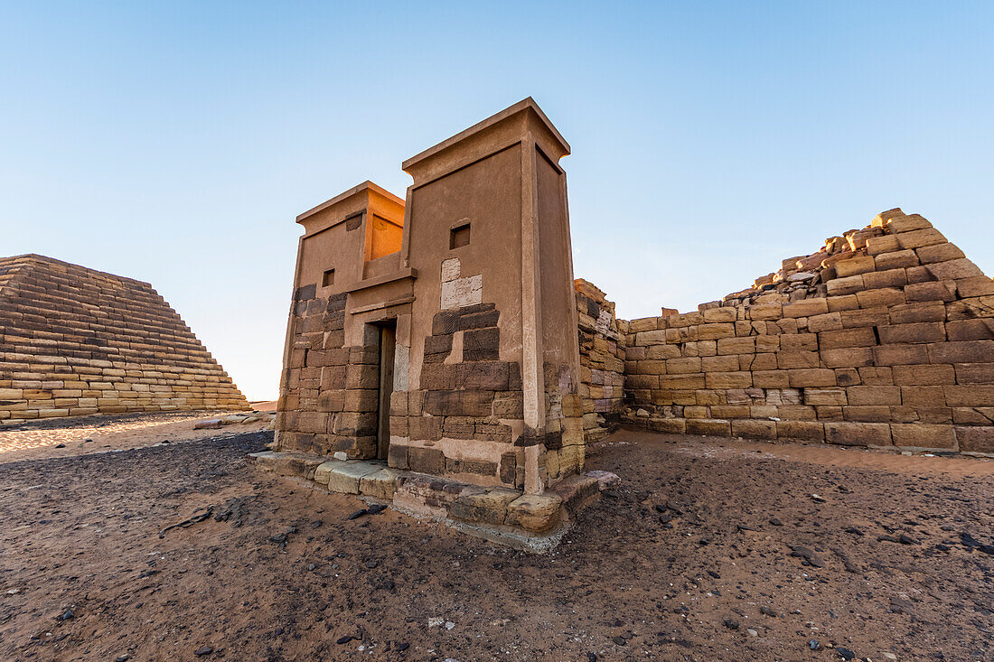 Rekonstruierte Kapelle im Nordfriedhof von Begarawiyah mit 41 Königspyramiden der Monarchen, die zwischen 250 v. Chr. und 320 n. Chr. im Königreich Kusch regierten; Meroe, Nordstaat, Sudan.