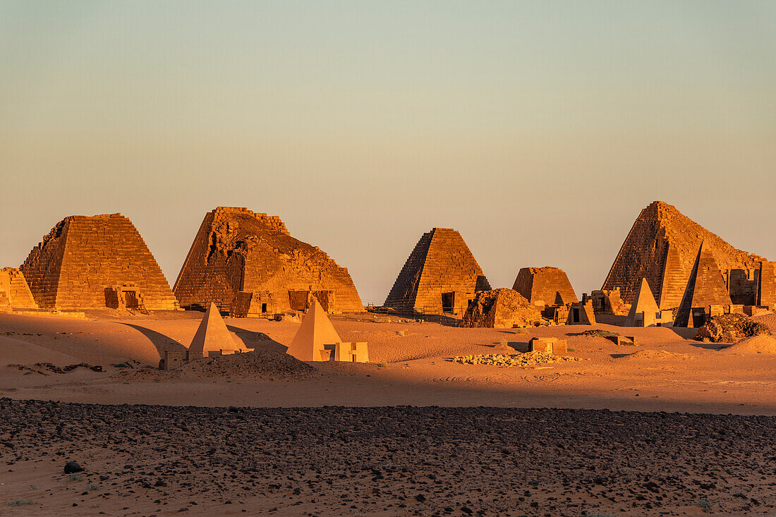 Pyramiden im Nordfriedhof von Begarawiyah, mit 41 königlichen Pyramiden der Monarchen, die zwischen 250 v. Chr. und 320 n. Chr. im Königreich von Kusch regierten; Meroe, Nordstaat, Sudan.