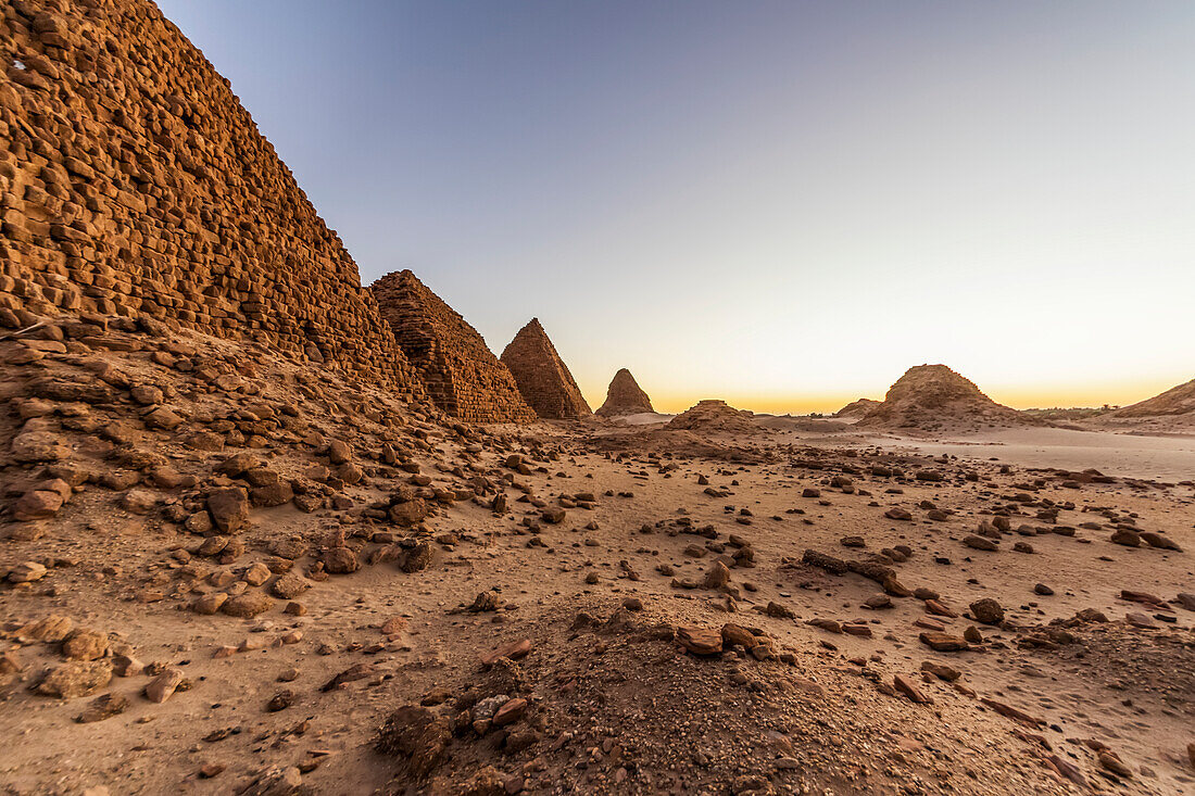 Pyramidenfeld von Nuri in der Abenddämmerung; Nordstaat, Sudan.