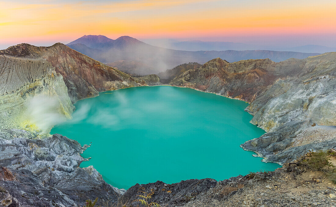 Sonnenaufgang am Ijen-Vulkankrater; Ost-Java, Java, Indonesien.