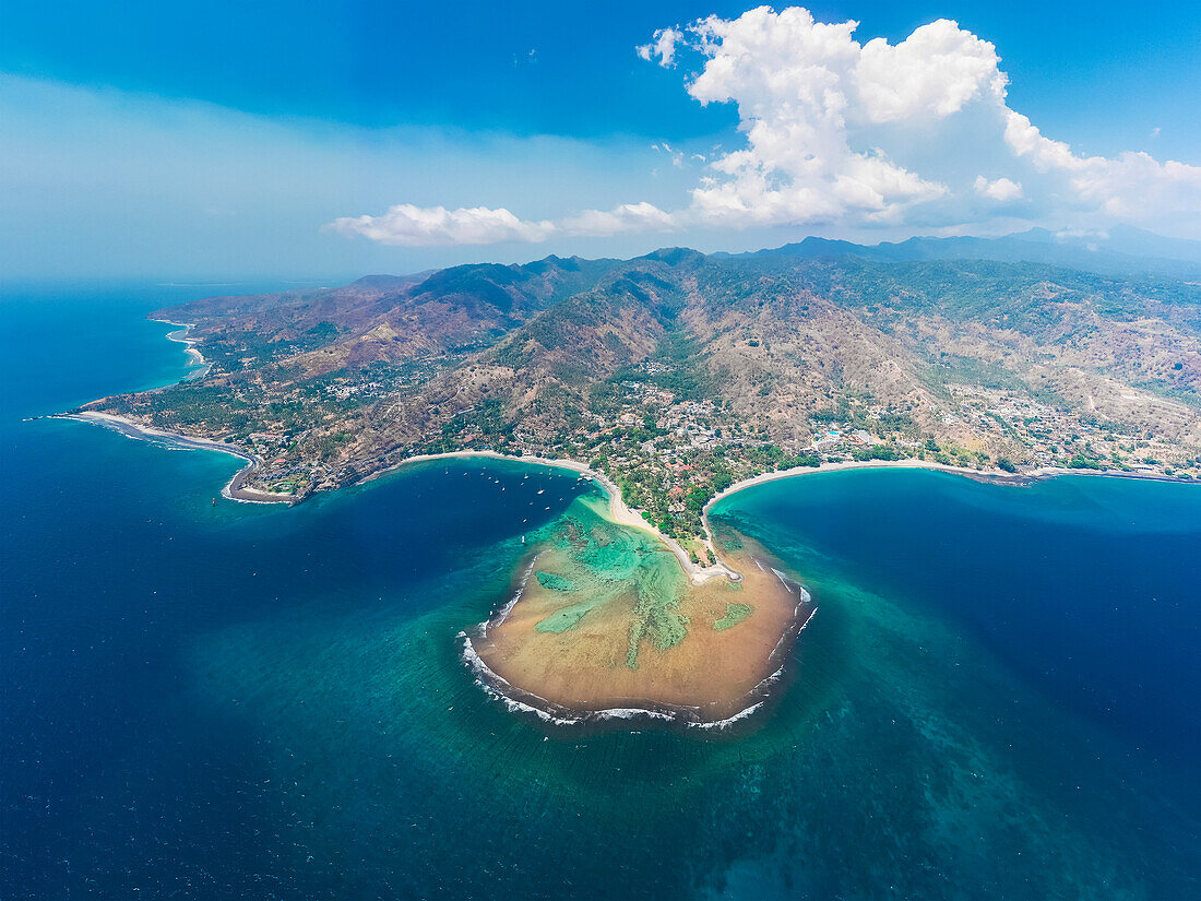 Drohnenansicht des Senggigi Beach; Lombok Barat, West Nusa Tenggara, Indonesien